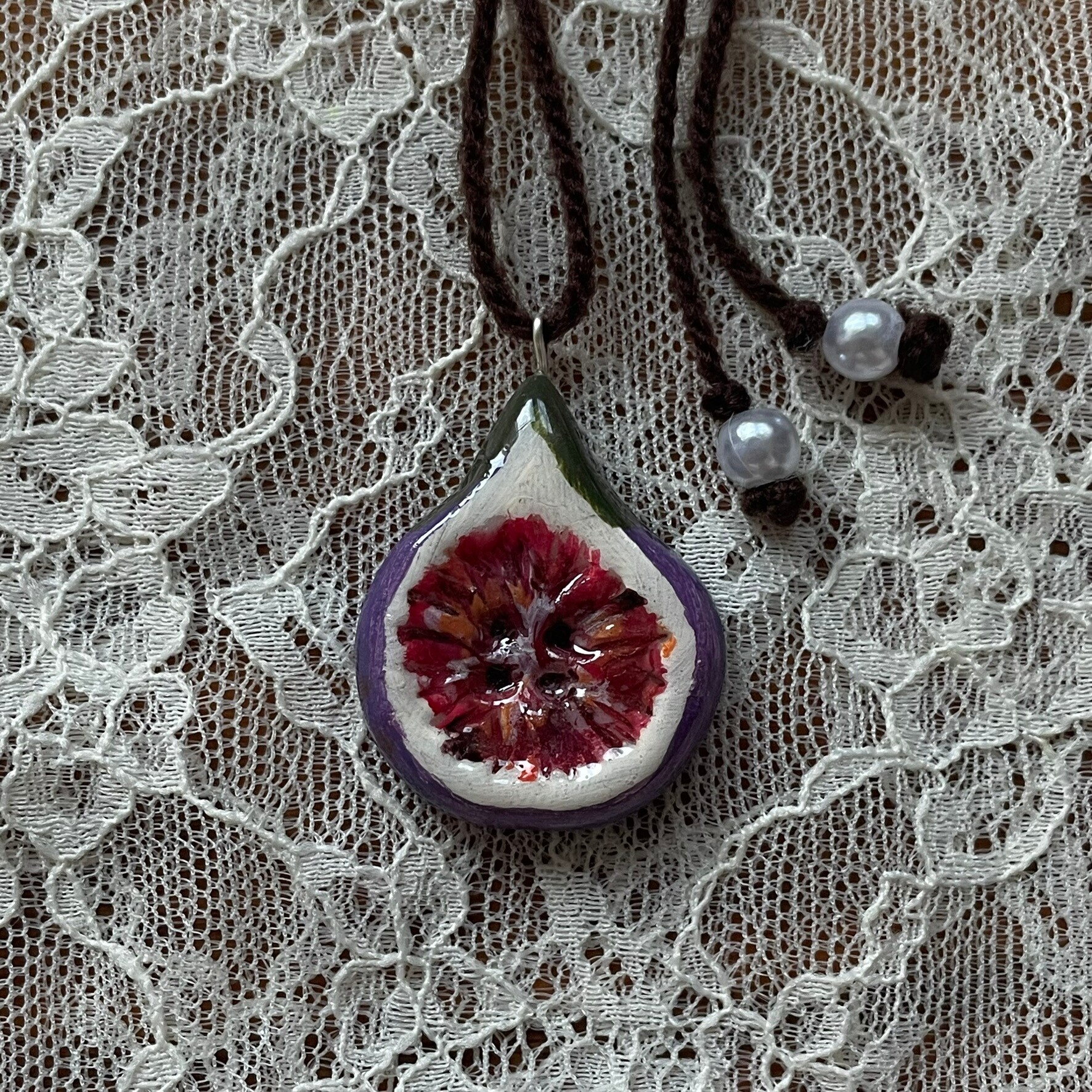 martwa natura » fig button necklace